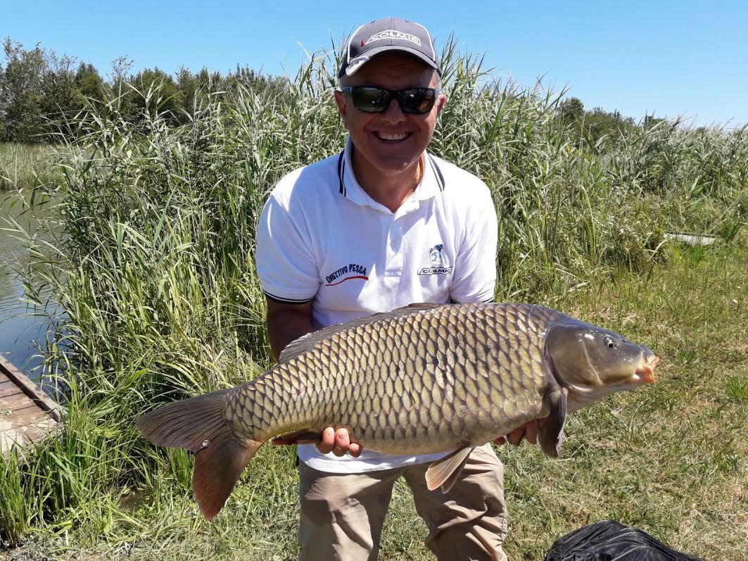 Vittorio Paraboschi mostra la cattura della carpa da oltre 10 kg.